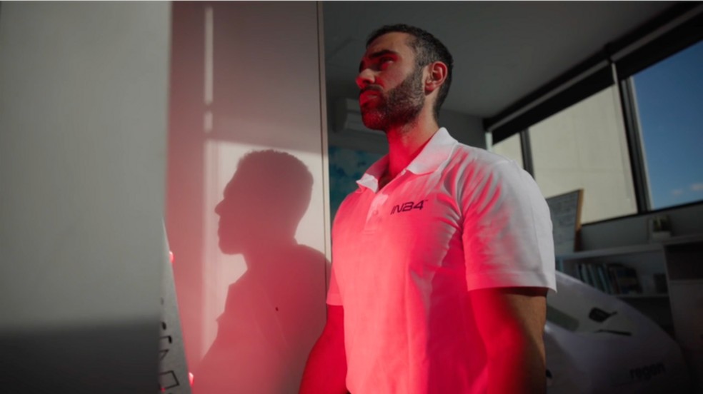 O naturopata Lucas é um biohacker que segue uma rotina de otimização da saúde, incluindo terapia com luz vermelha, embora as evidências científicas sobre sua eficácia sejam limitadas. — Foto: BBC