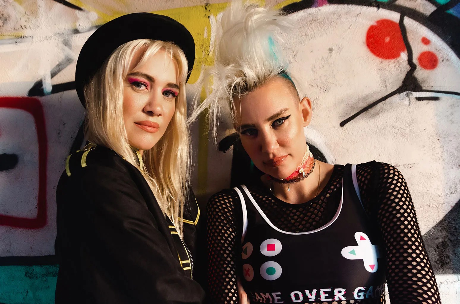 Minutos antes de comandar mainstage do Tomorrowland, duo Nervo comenta sobre projetos futuros e paixão pelo Brasil: 'Plateia única'
