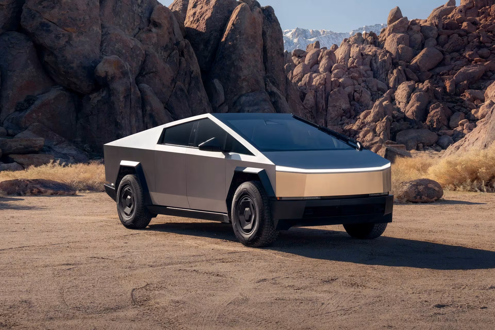 Com vendas baixas, Tesla lança versão mais barata da Cybertruck 