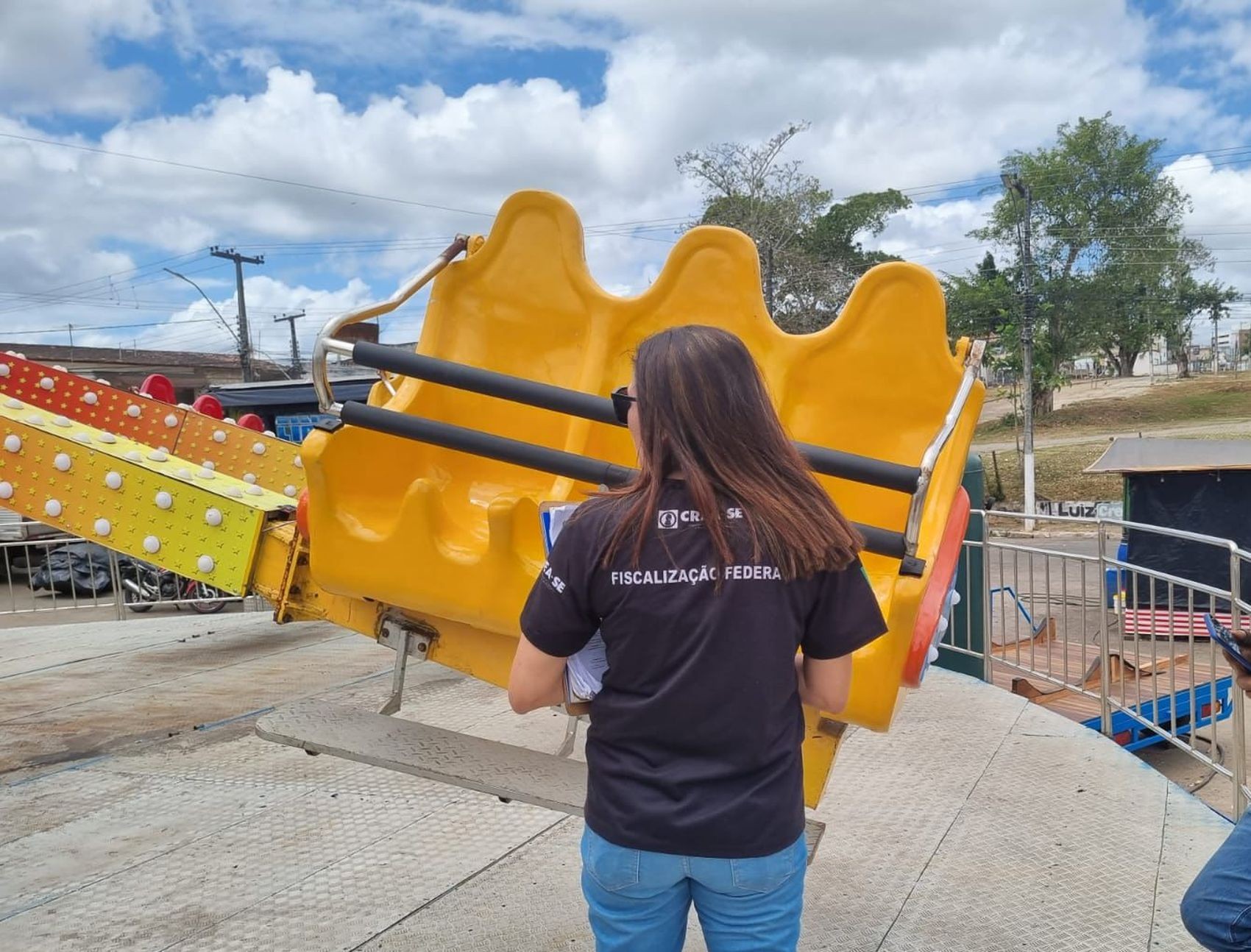 'Assim que minha filha foi socorrida, brinquedo voltou a funcionar', diz mãe de adolescente arremessada em parque em Lagarto