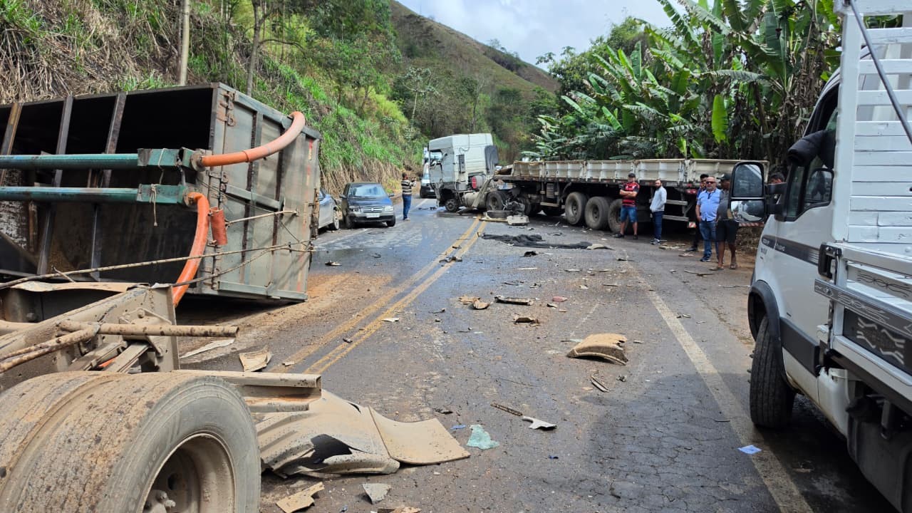 Acidente entre quatro veículos na BR-262 deixa caminhoneiro morto em Manhuaçu