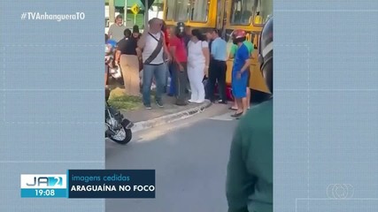 Após batida com moto, moradores ajudam a empurrar ônibus em Araguaína