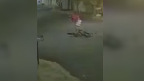 Ciclista cai após batida com carro e quase é atropelado por caminhão em Uberlândia