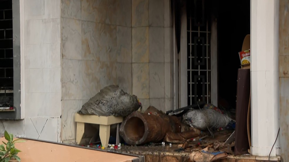 Idoso acumulador é encontrado morto dentro de casa em chamas em Curitiba — Foto: RPC
