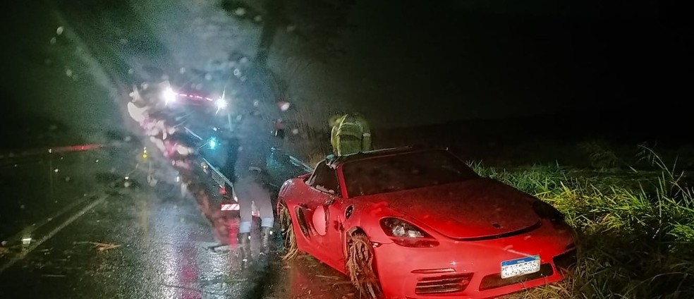 Carro avaliado em mais de R$ 500 mil foi localizado abandonado na Rodovia Assis Chateaubriand (SP-425), em Presidente Prudente (SP) — Foto: Polícia Rodoviária