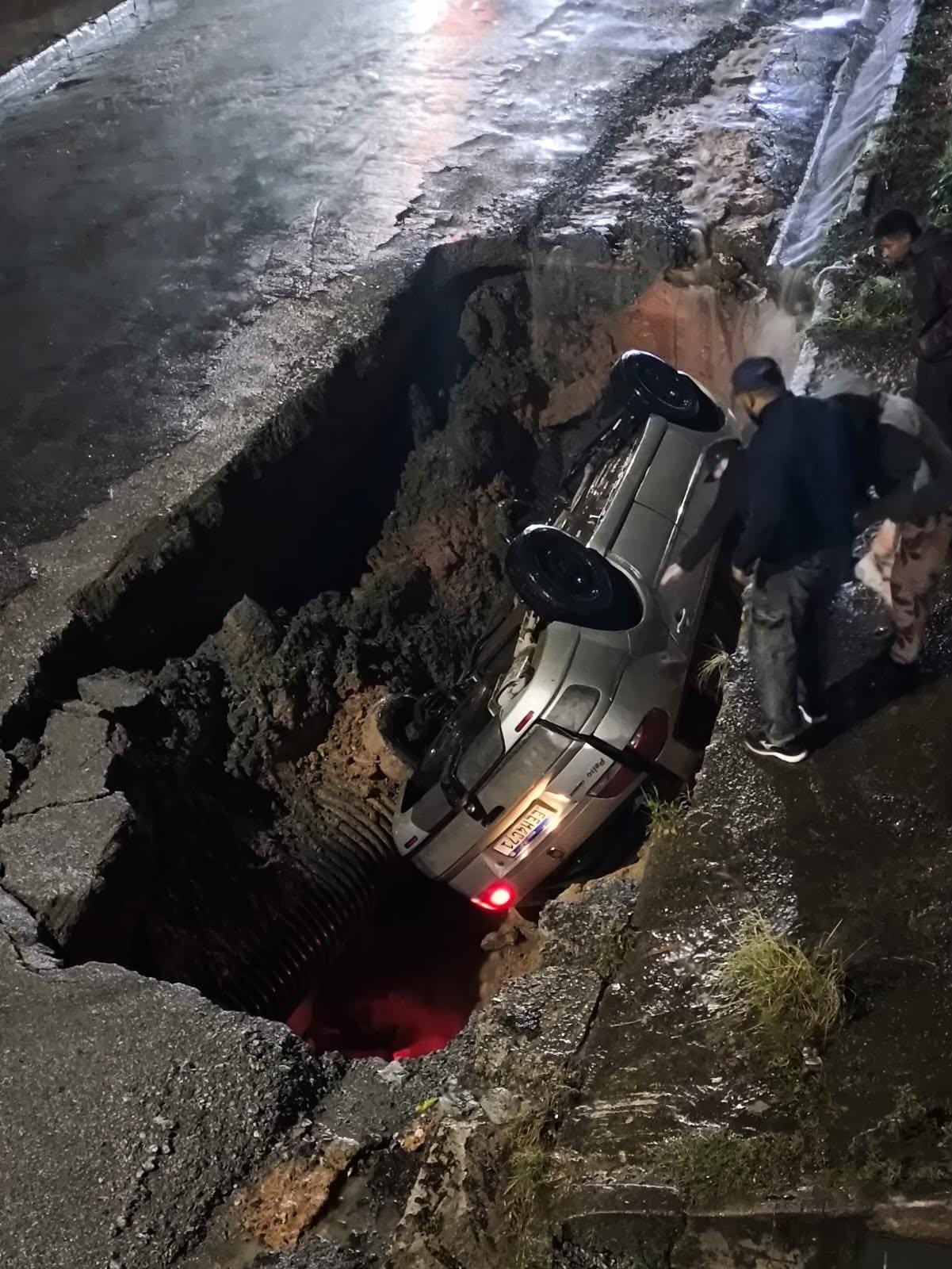 VÍDEO: em noite de chuva, cratera se abre em asfalto de Ribeirão Pires e engole carro; não há feridos