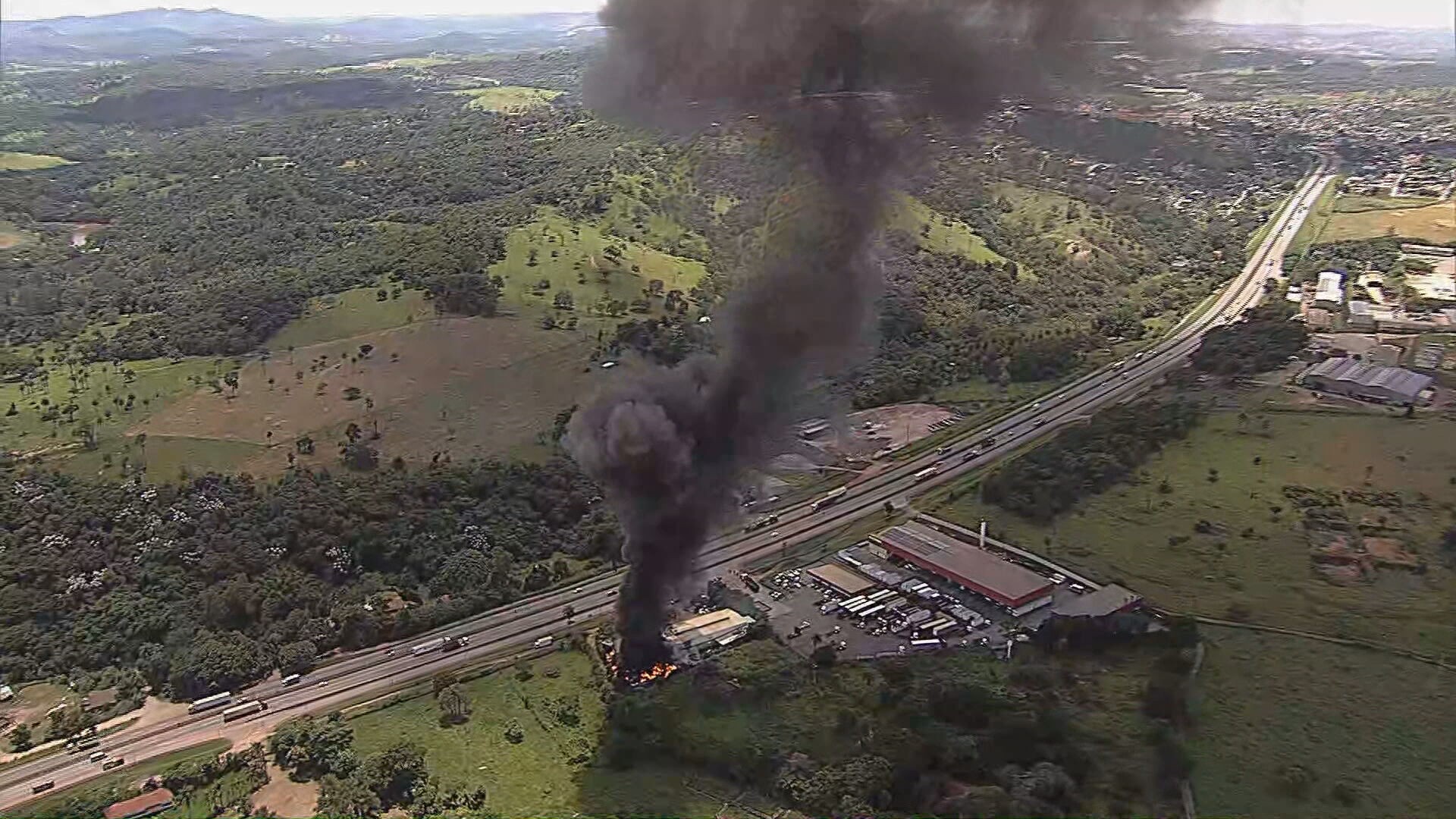 Incêndio de grandes proporções destrói galpão - Portais