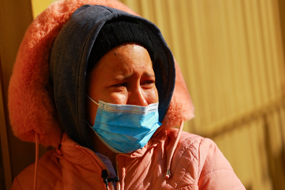Imigrante chora na fronteira entre México e EUA ao ter agendamento cancelado para pedido de asilo — Foto: REUTERS/Jose Luis Gonzalez