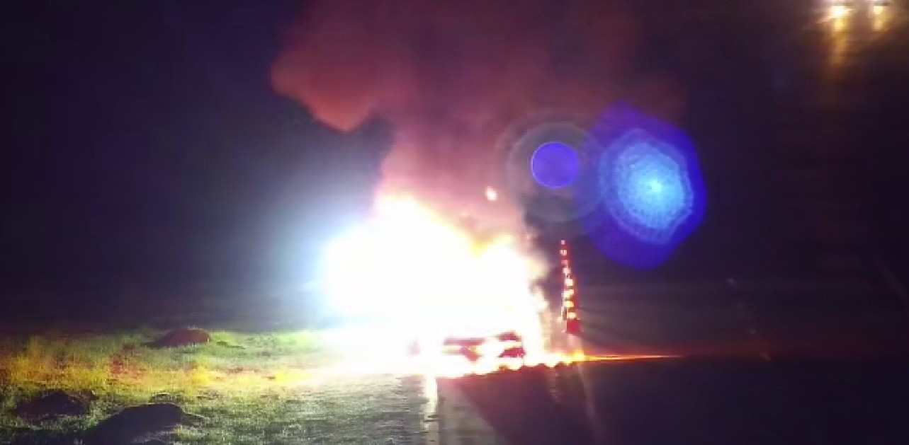 Carro pega fogo em rodovia entre Bauru e Pederneiras 