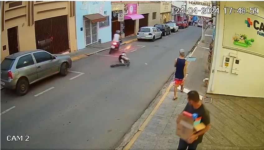 Mulher em patinete elétrico é atropelada por motociclista em Guareí; vídeo