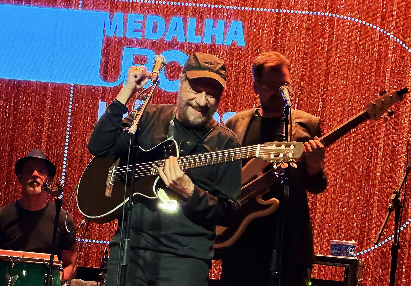 João Bosco, 'garoto de 80 anos', saúda a amizade e o diálogo ao receber a Medalha UBC em evento musical no Rio