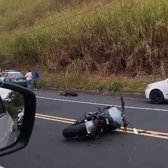 Motociclista morre atropelado por carro após invadir pista contrária em rodovia de Amparo 