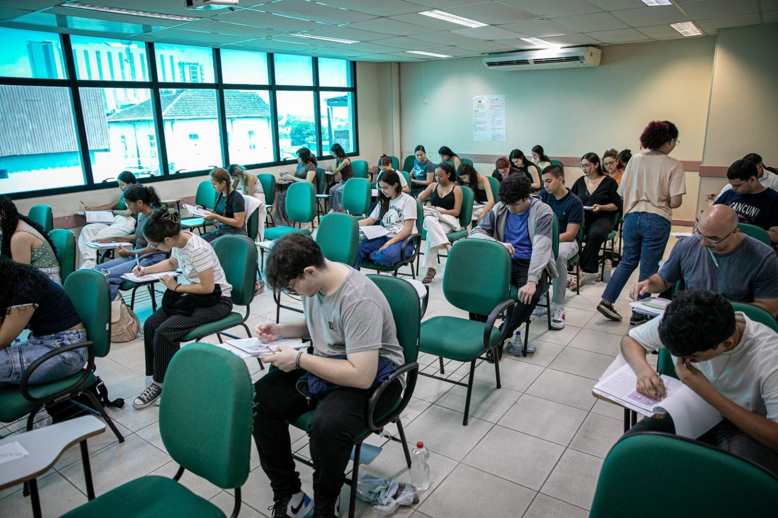 Mais de 11 mil candidatos faltam ao primeiro dia do Vestibular 2025 da UEA