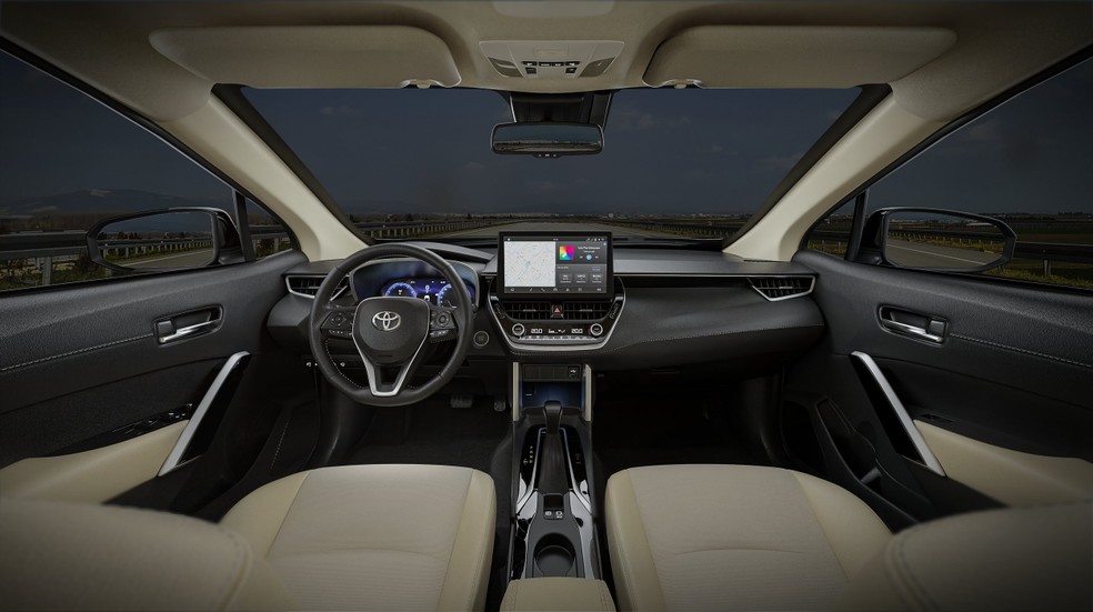Imagem Toyota Corolla Cross tem mais plástico duro (dir.)