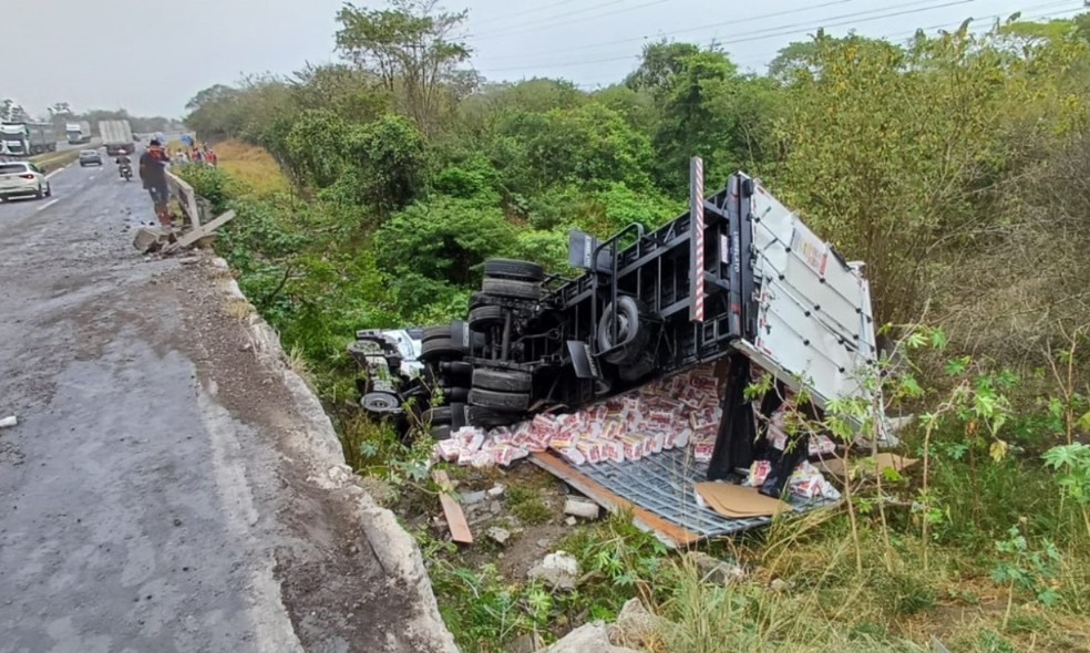 Trecho ficou parcialmente interditado durante a manhã — Foto: PRF-BA