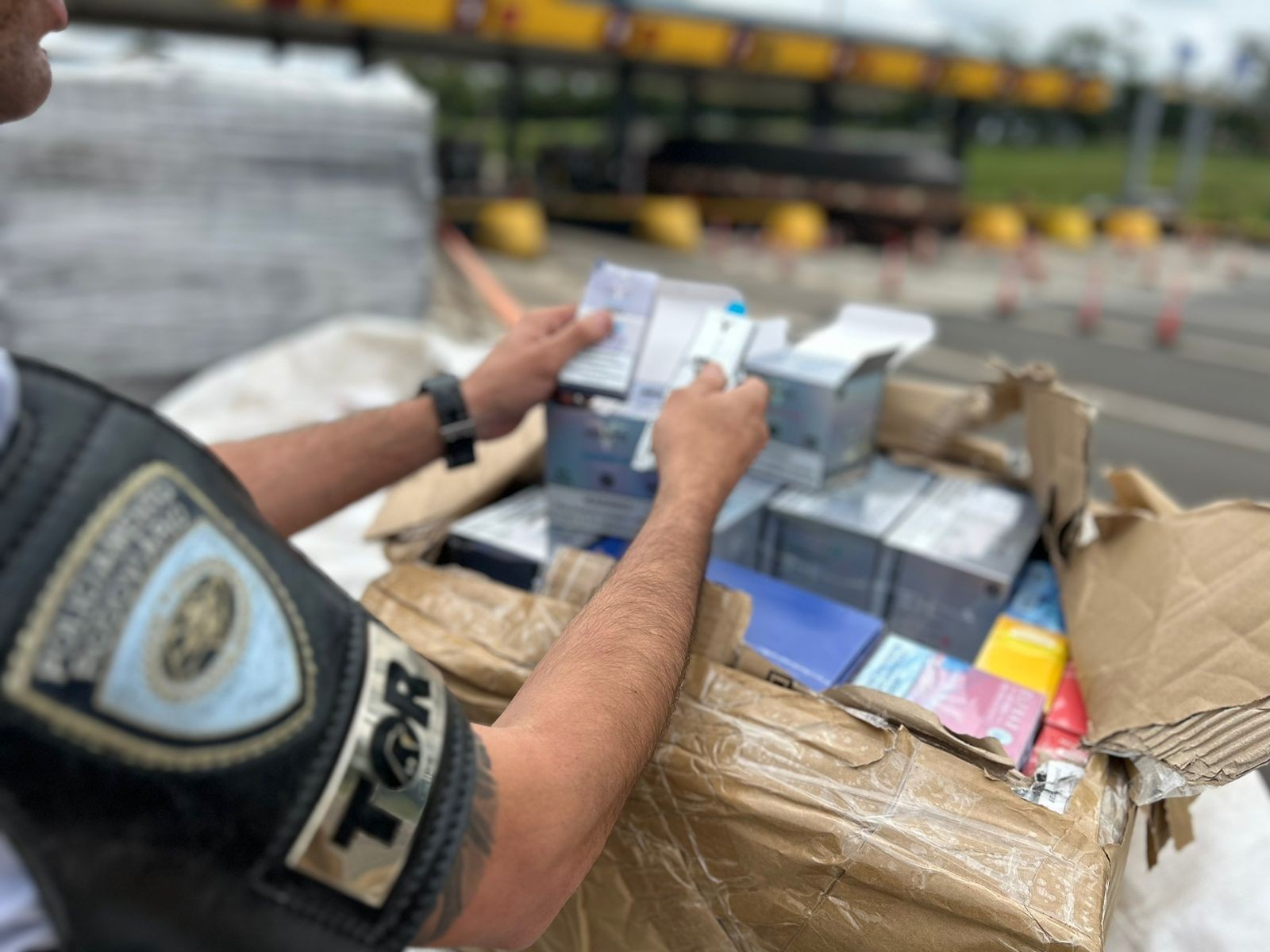 Polícia apreende cigarros eletrônicos escondidos no compartimento de carga de caminhão em Quadra