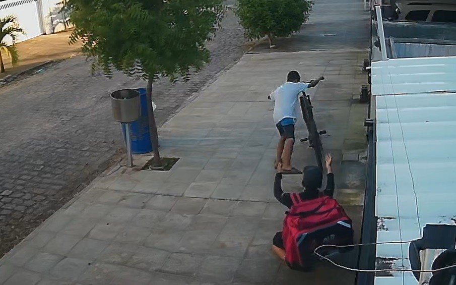 Entregador por aplicativo implora de joelhos para não ser assaltado, mas suspeito leva bicicleta e celular em João Pessoa; VÍDEO