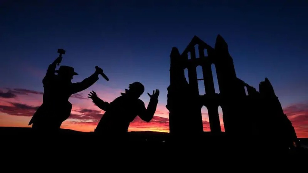 A histórica Abadia de Whitby, no Reino Unido, é famosa por ser a inspiração por trás de Drácula, de Bram Stoker — Foto: Getty Images via BBC