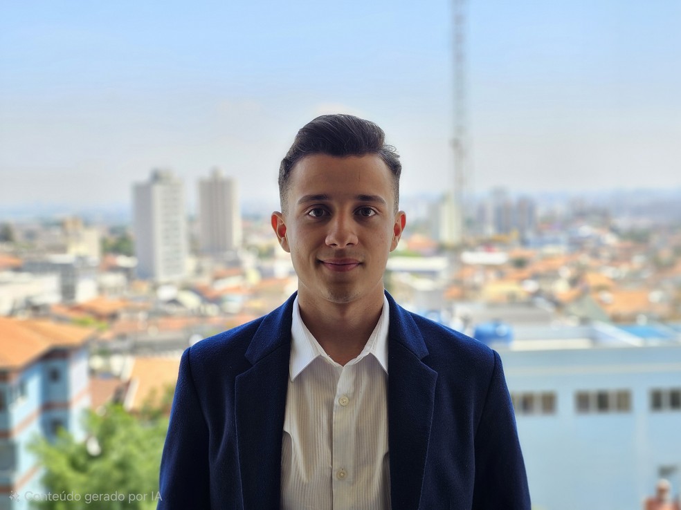 João Gama, de 19 anos, trabalha com agentes de IA em uma empresa de aluguel de veículos. — Foto: Arquivo pessoal