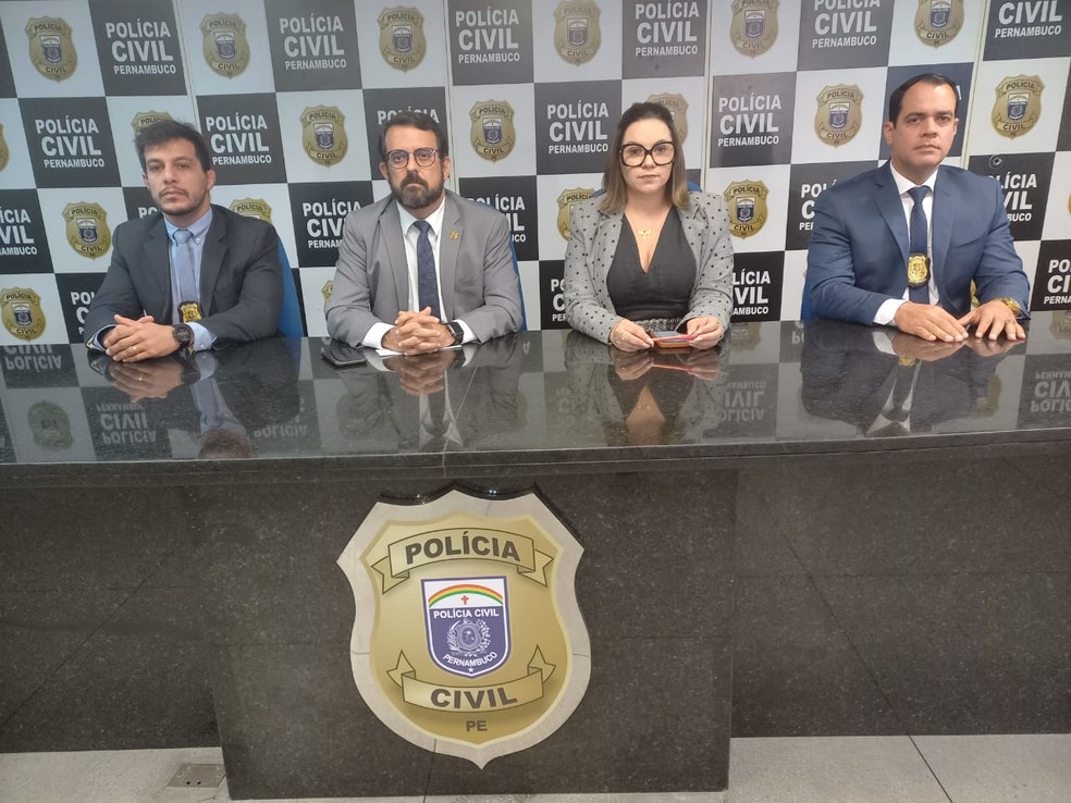 Delegados apresentam, em coletiva de imprensa no Recife, detalhes da prisão de 21 suspeitos de roubos de carros — Foto: Polícia Civil/Divulgação