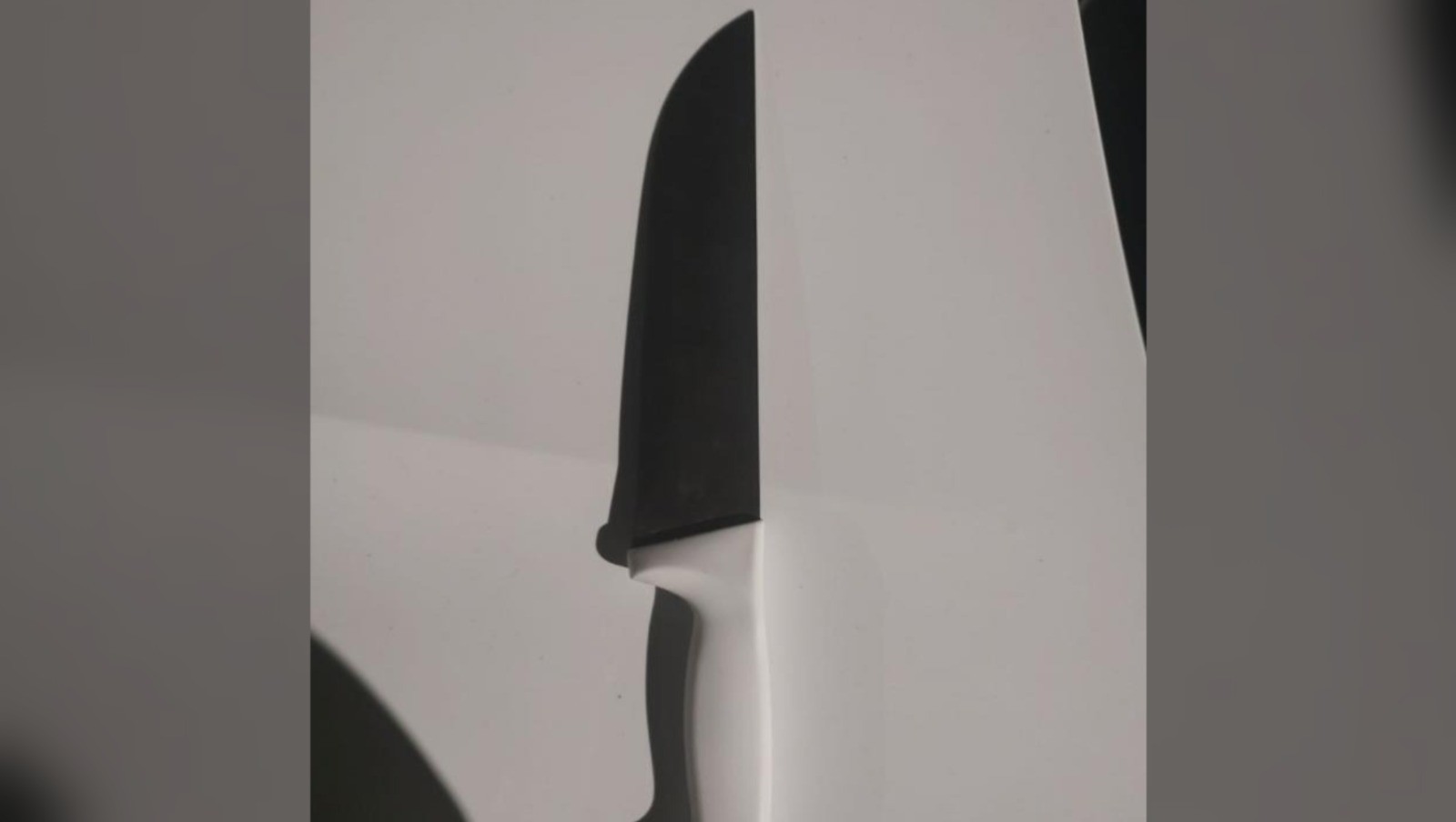 Mulher é presa suspeita de invadir a casa da ex e a ameaçar de morte com faca em SC