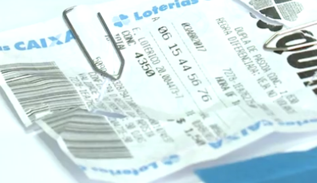 Idosa cai em golpe do bilhete premiado de R$ 10 milhões oferecido por suposta testemunha de Jeová 
