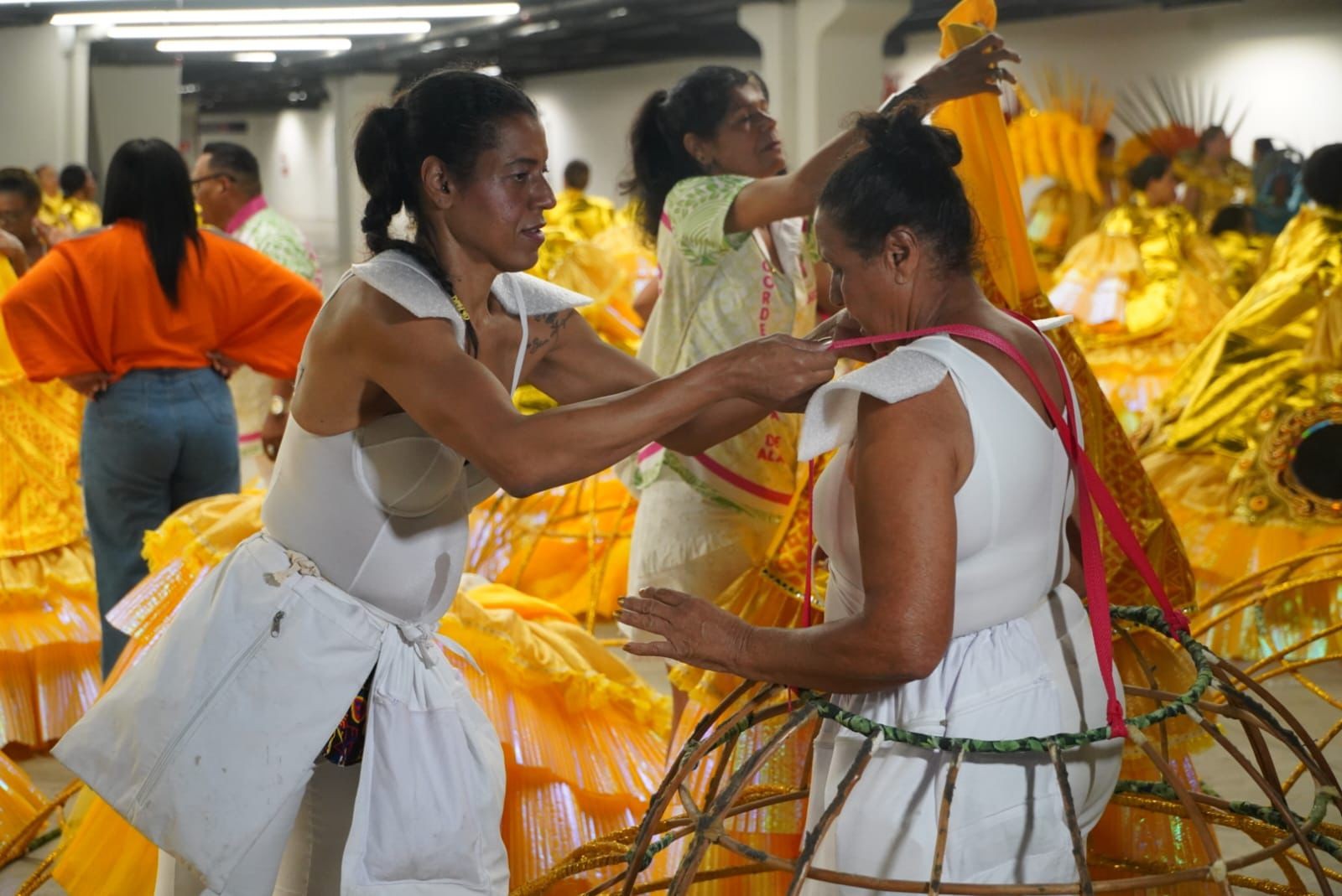 Energético, lanches leves e café: integrantes da Barroca Zona Sul, última escola a desfilar no Anhembi, lutam contra a madrugada