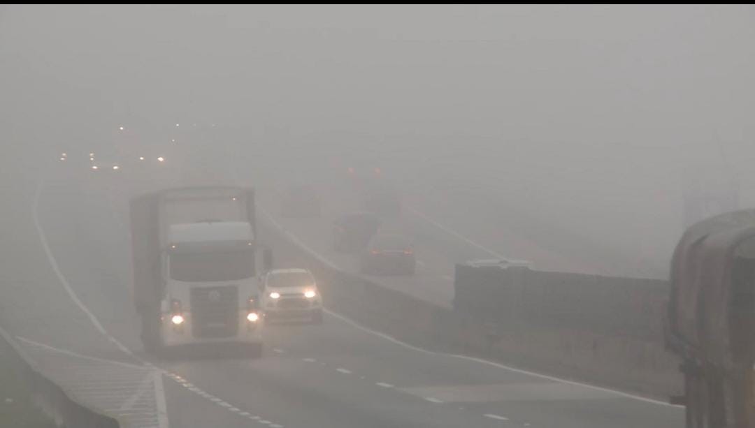 Dutra tem 250 km considerados críticos para neblina entre SP e RJ; confira os trechos e orientações