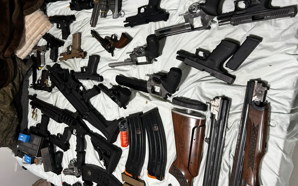PF apreendeu 44 armas durante operação contra fraudes em registros de CACs na Bahia — Foto: Polícia Federal