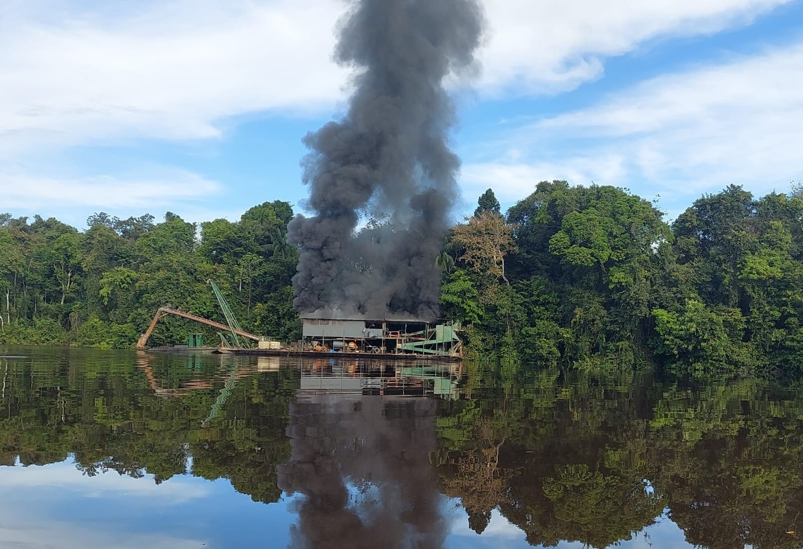 Draga usada no garimpo ilegal é destruída em ação no entorno de estação ecológica no Amazonas