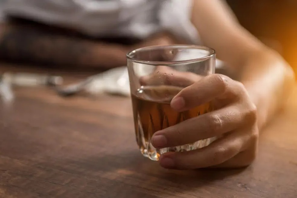 Beber álcool antes de dormir pode gerar sono leve ou interrompido durante a madrugada. — Foto: Getty Images via BBC