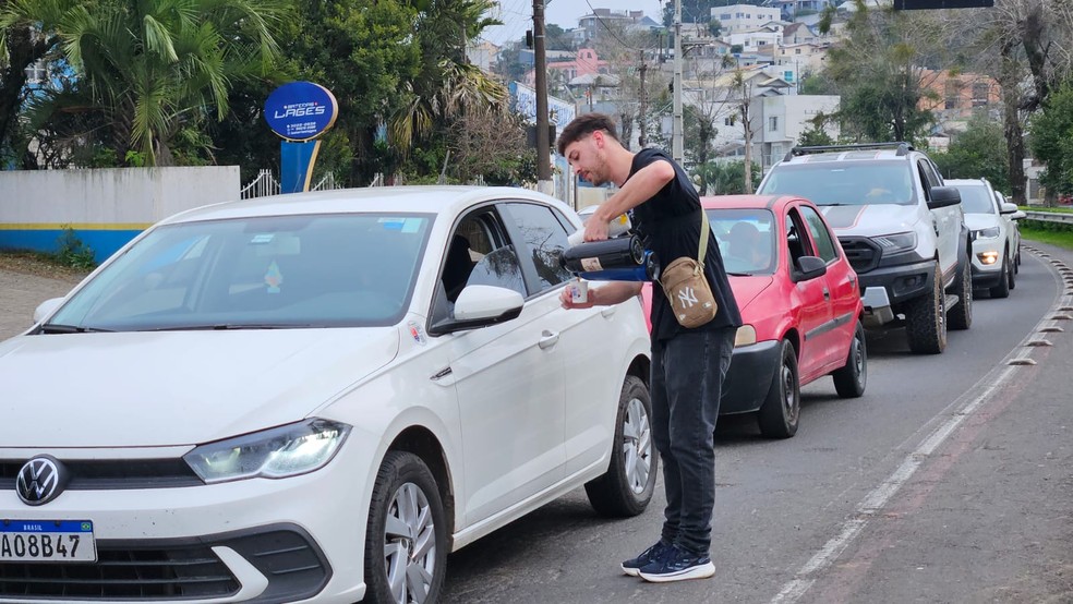 Gustavo Pereira servindo café para cliente em semáforo de Lages, SC — Foto: Arquivo pessoal