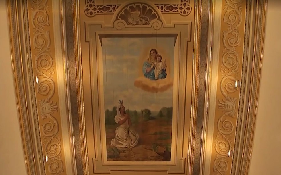 Teto da Igreja de Nossa Senhora da Graça com imagem de Catarina Paraguaçu ajoelhada em frente a Maria, mãe de Jesus — Foto: Reprodução/TV Bahia