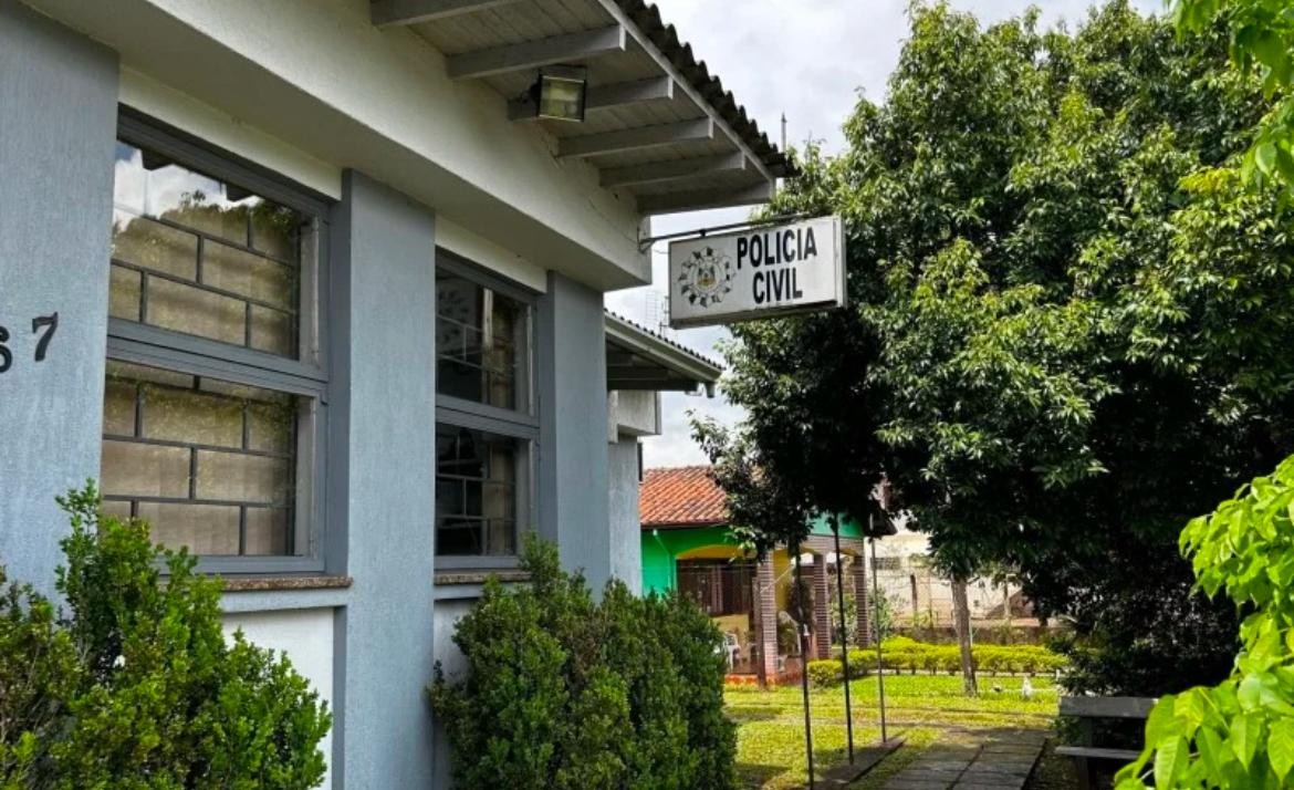 Mulher entra em contato com a polícia, diz ter matado ex a facadas e alega legítima defesa no RS, informa delegado