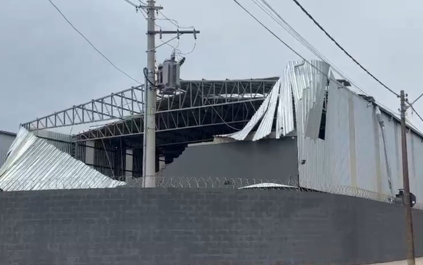 Barracão fica destelhado após forte chuva atingir Franca, SP