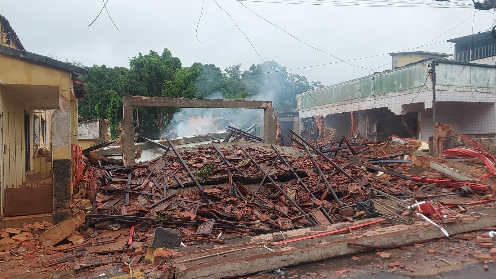 Explosão que destruiu casas no Bairro Santa Terezinha, em JF, há um ano, foi causada pelo próprio morador, concluiu investigação