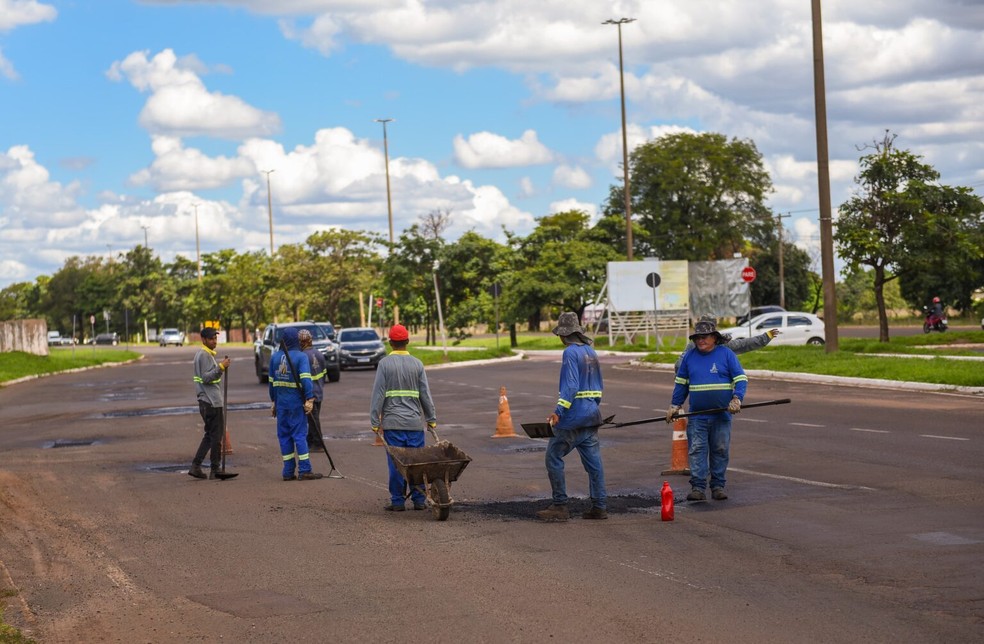 Operação tapa-buracos tenta amenizar "buraqueira sem fim" em Campo Grande | G1