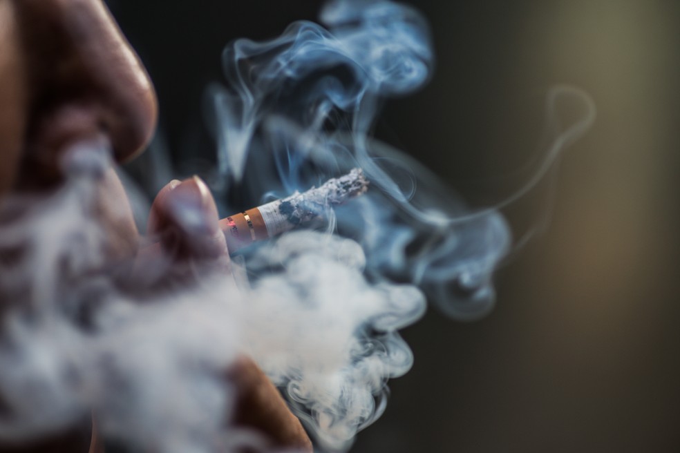 O cigarro inflama o tecido das vias aéreas. De acordo com a Associação Britânica de Ronco, até mesmo o fumo passivo pode causar essa inflamação, aumentando assim o risco de ronco; — Foto: Freepik