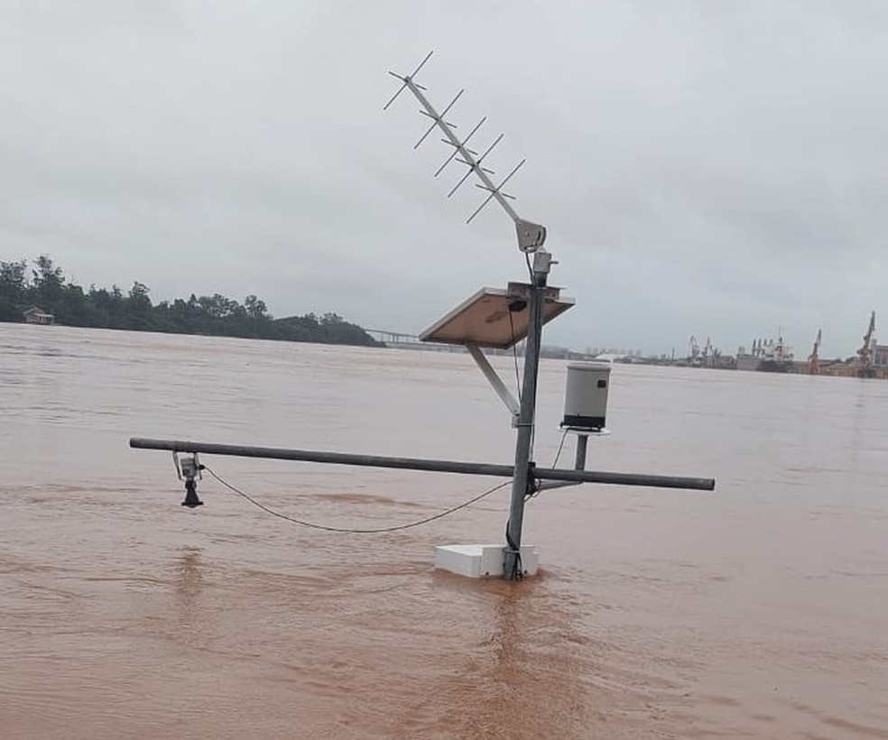 Estação de monitoramento com transmissão de dados em tempo real no Cais Mauá, em Porto Alegre — Foto: Arquivo pessoal