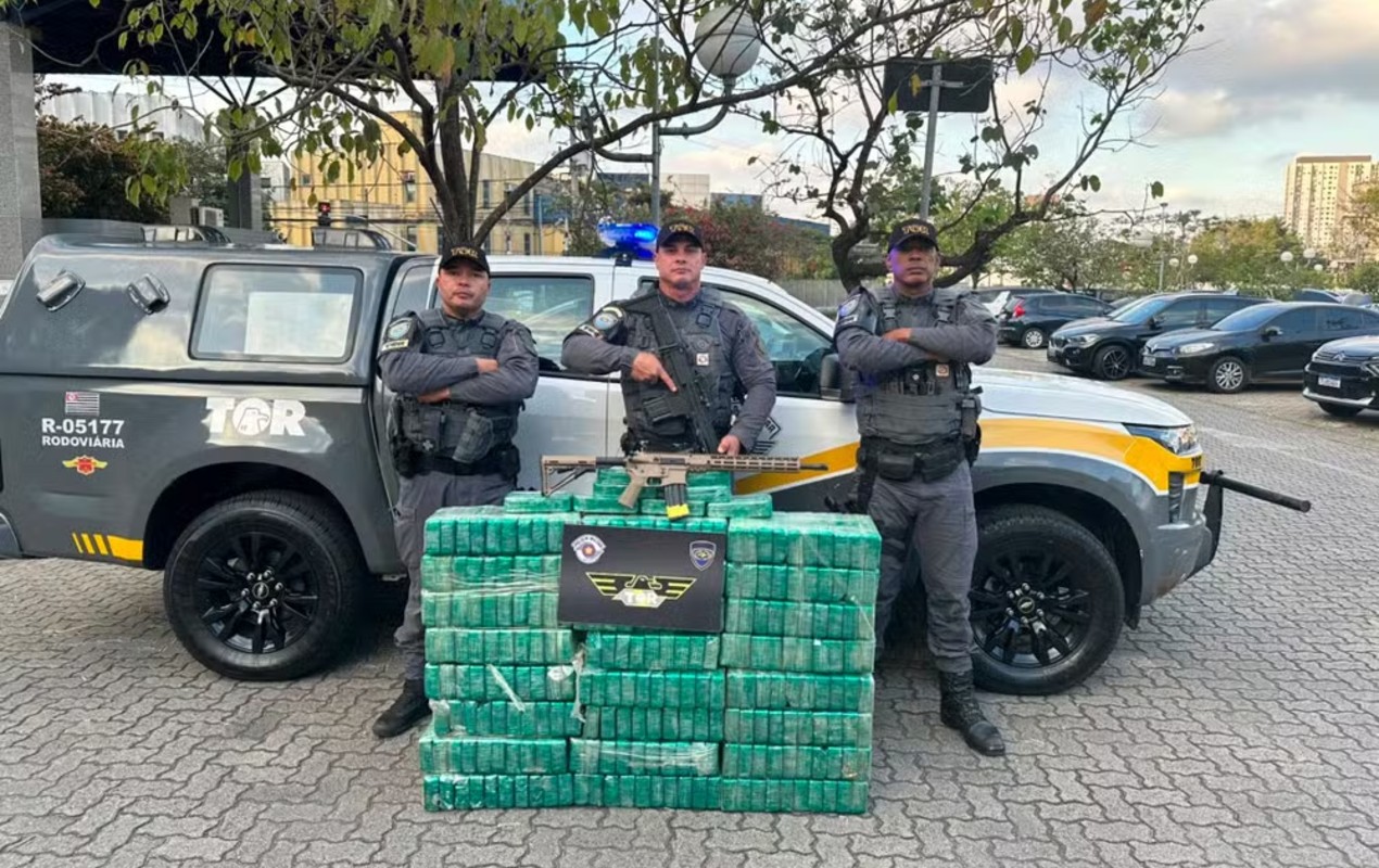 Motorista é preso com fuzil de uso restrito e mais de 250 kg de cocaína após perseguição em São Roque