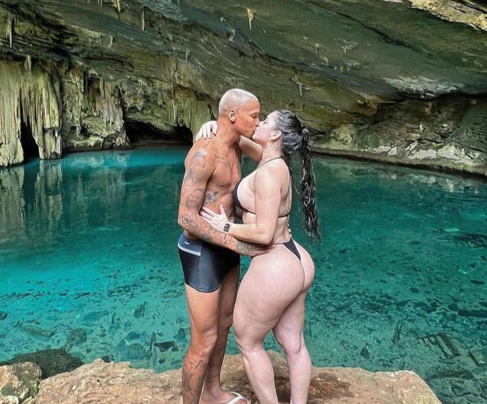 Deyverson e a esposa durante passeio na Gruta da Lagoa Azul, em Nobres (MT) — Foto: Instagram/reprodução