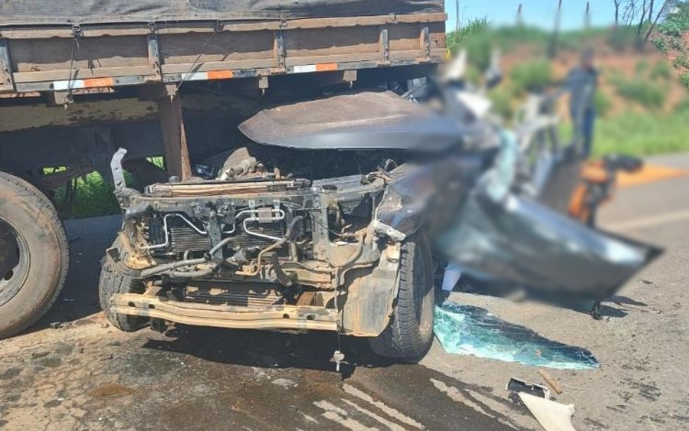 Acidente entre caminhonete e caminhão mata duas pessoas na GO-070 — Foto: Divulgação/Corpo de Bombeiros