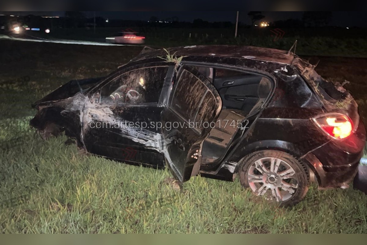 Motorista morre após ser arremessado para fora do veículo em capotamento na SP-294