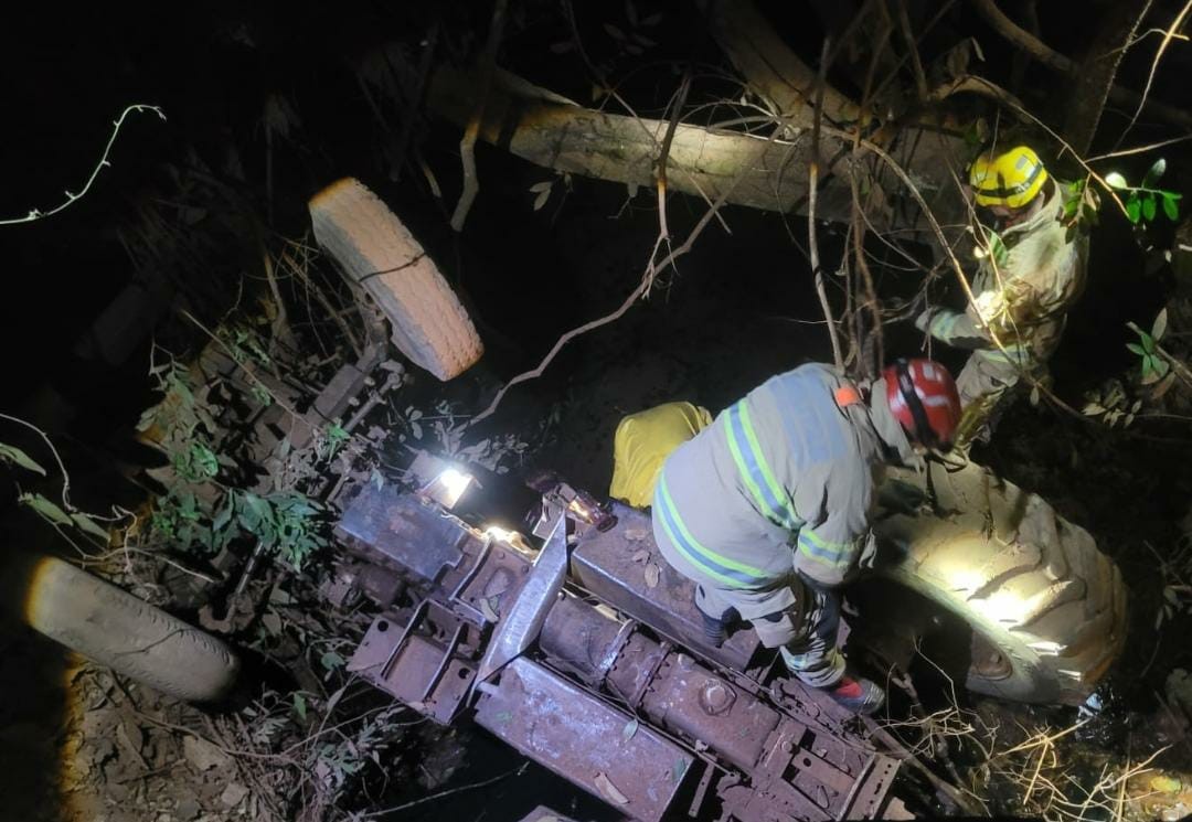 Homem morre após perder a direção de trator e cair de ponte na zona rural de Coração de Jesus