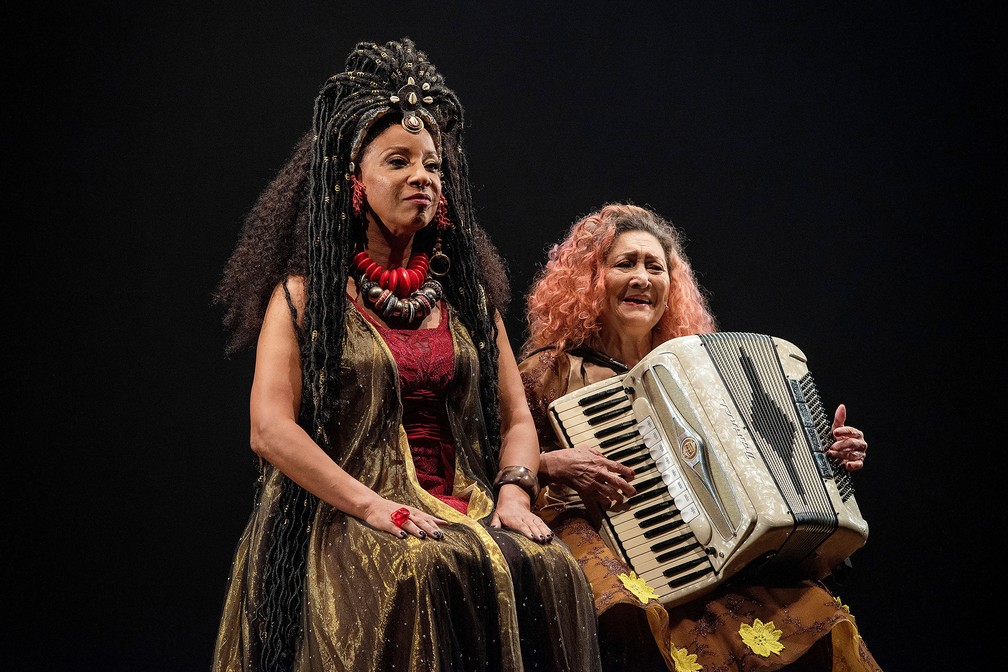 A atriz Adriana Lessa (à esquerda) e a cantora e sanfoneira Ceiça Moreno em cena do musical 'O admirável sertão de Zé Ramalho' — Foto: Priscila Prade / Divulgação