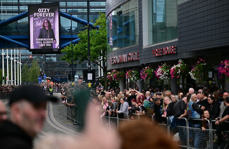 Ozzy Osbourne: veja FOTOS do funeral nas ruas de Birmingham, na Inglaterra