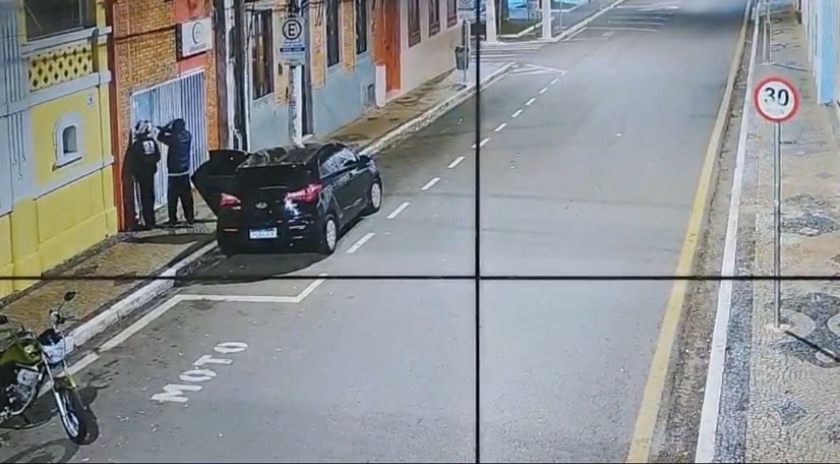 VÍDEO: dupla armada é detida após render grupo, atirar e roubar moto no interior de SP