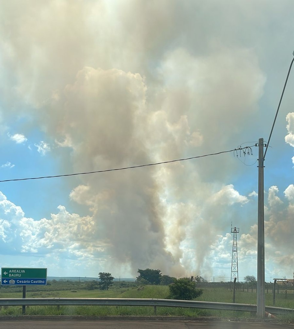 Incêndio atinge o aeroporto de Bauru na tarde deste sábado (16) — Foto: Arquivo pessoal