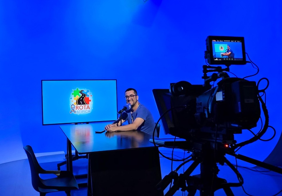 João Aoki apresenta um podcast sobre o universo autista, o 'Rota Atípica' — Foto: Reprodução/Anna Sophia Daquila/LabCom