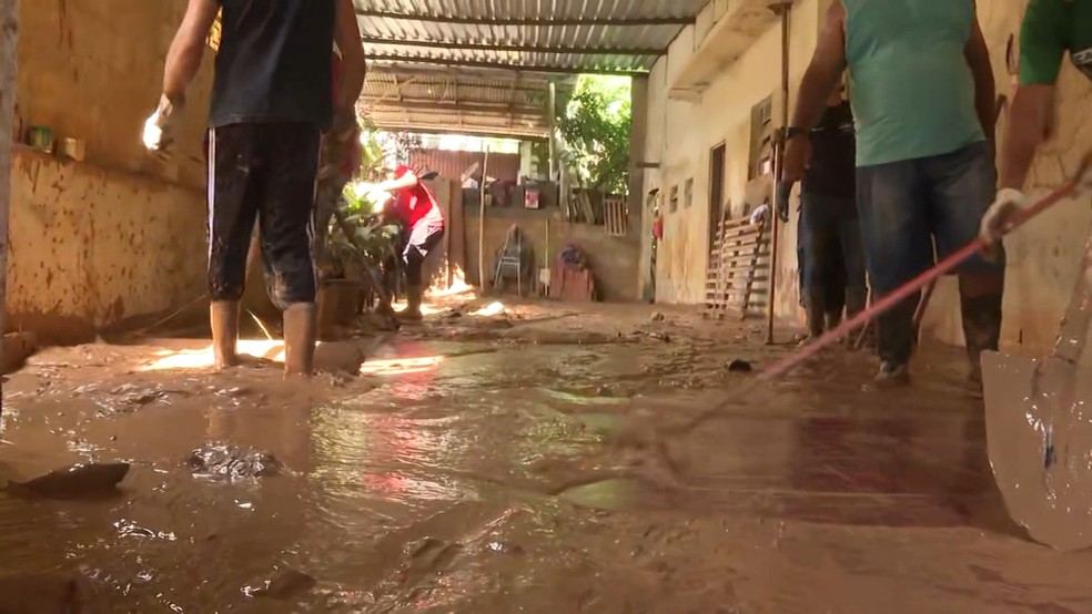 Mutirão de limpeza em Mimoso do Sul, no Sul do Espírito Santo, ainda com muita lama uma semana após enchente — Foto: Reprodução/TV Gazeta